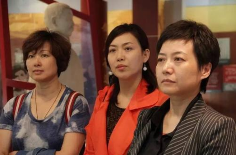 央视主持人贺红梅：事业顺风顺水，如今54岁婚姻状况成谜