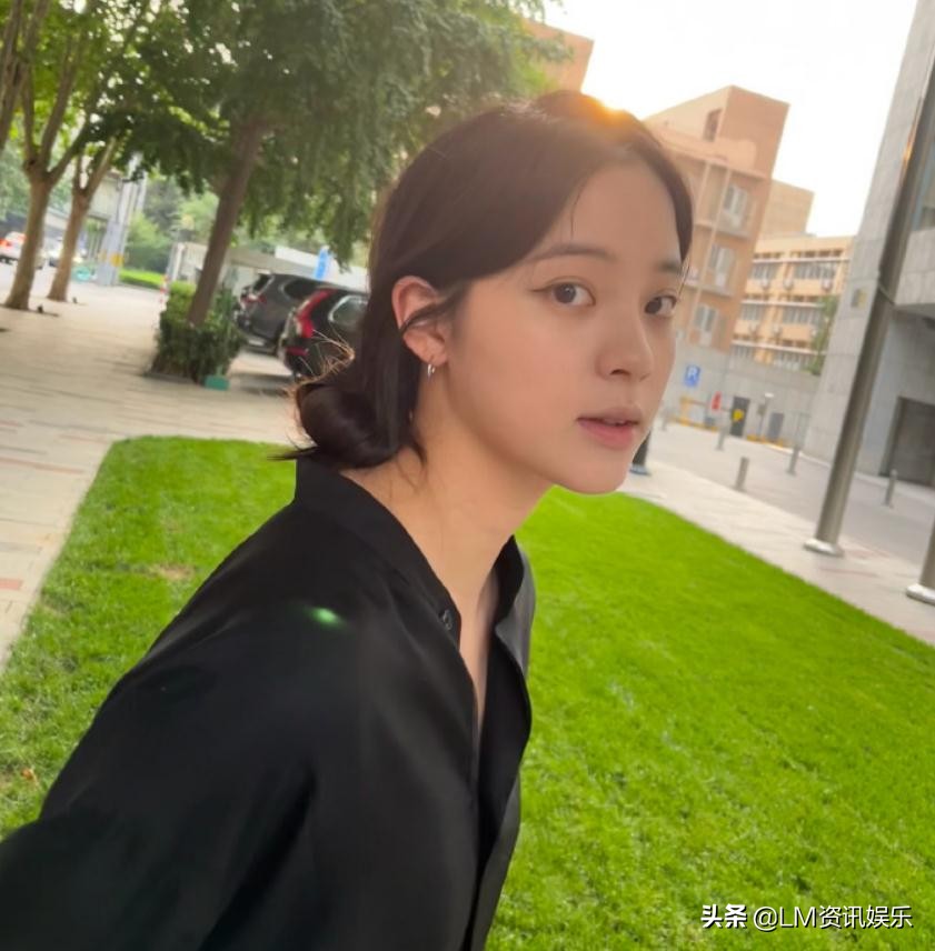 欧阳娜娜随手拍：丸子头，夕阳下的造型，好温柔