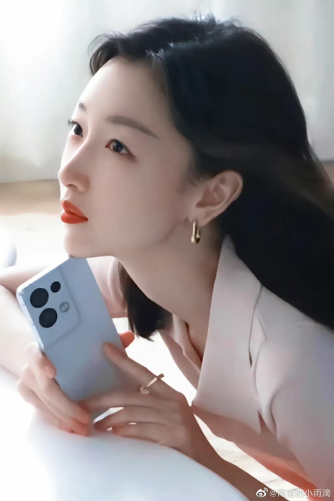 美女明星 周冬雨的眼睛配脸型真的是绝配太美了