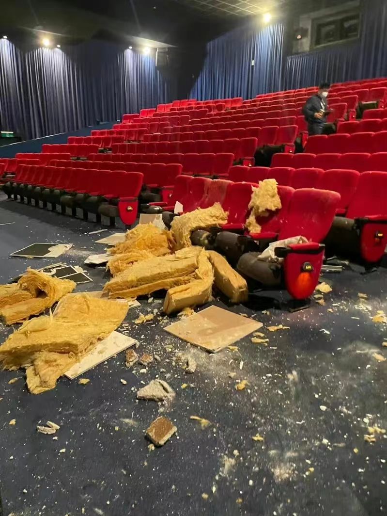 阿汤哥新片台湾上映，影院放动作戏时天花板掉落，观众以为是特效