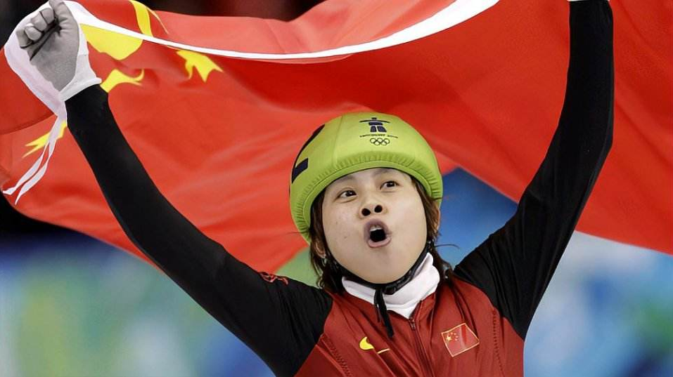 运动员王蒙介绍(冬奥四冠王濛,击破韩国20年垄断速滑项目,缘何两次