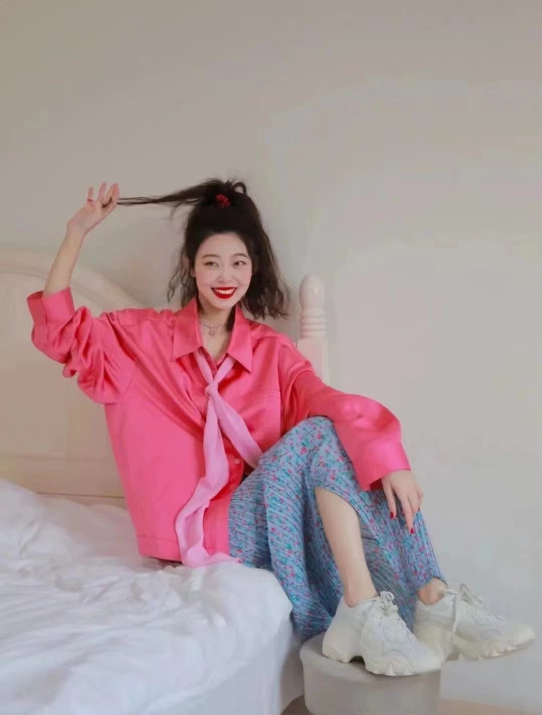 足球鞋配什么衣服最好看（穿对鞋子，有时候比穿对衣服还重要！裙装+平底鞋，时尚感更足）