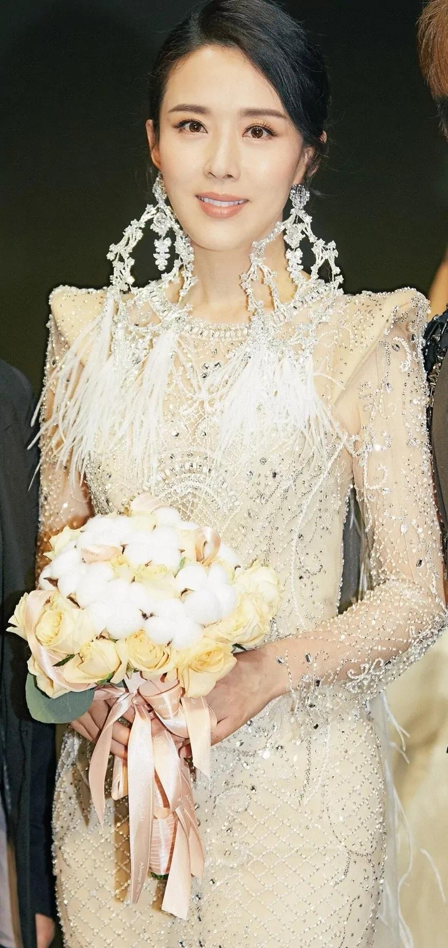 颜丹晨温柔对自己，打败时间，时尚又有女人味的美图合集