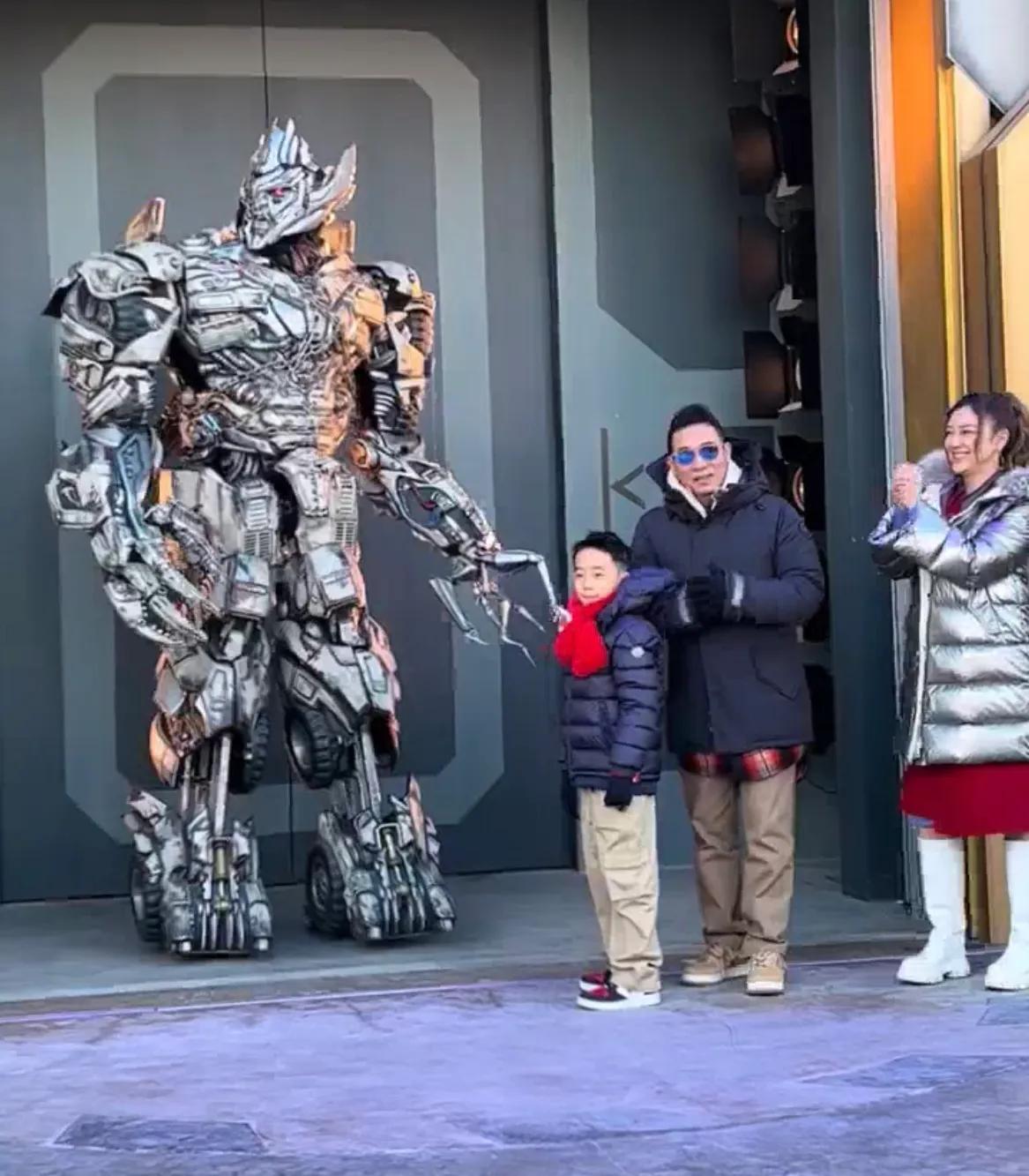 陈小春应采儿带大儿子出游，一家三口全程超欢乐，Jasper长高不少