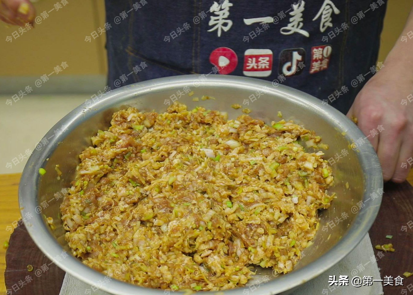 过年蒸包子，冷水上锅、热水上锅区别大了，用对方法包子蓬松暄软