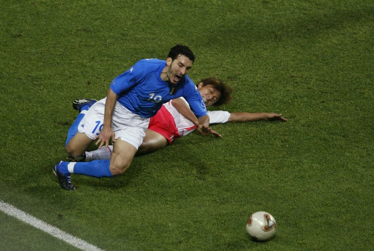 韩国是如何打进世界杯（脸都不要了！回顾世界杯黑历史，靠黑哨晋级的韩国队）