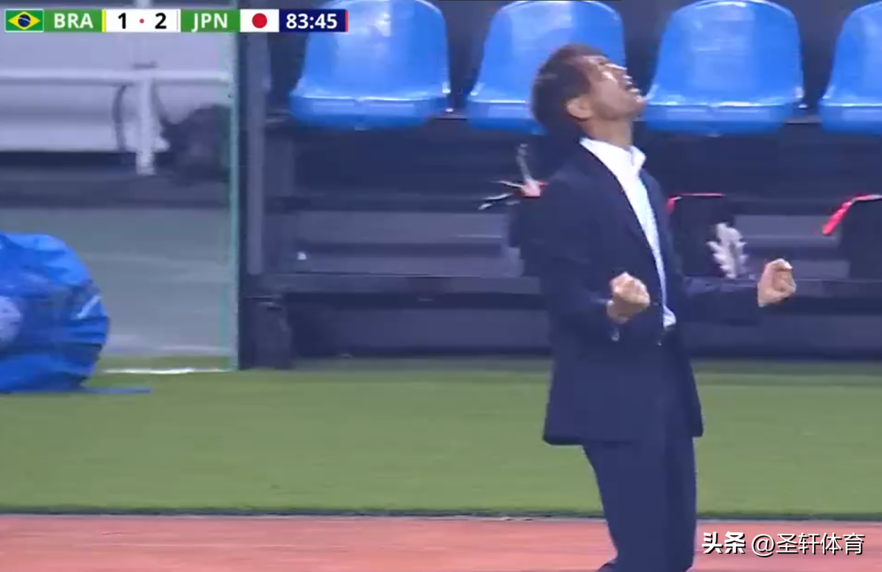 日韩世界杯决赛(伟大2-1！日本进决赛，绝杀功臣激动哭了，水庆霞挥拳动作被复制)