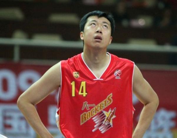 八一名宿王治郅：姚明易建联“中间人”，首位登陆NBA中国球员