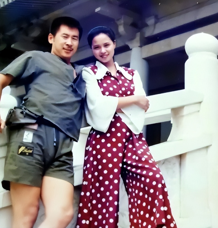 演员于莉红:31岁嫁初恋马诗红,结婚22年无子女,风光背后有泪水