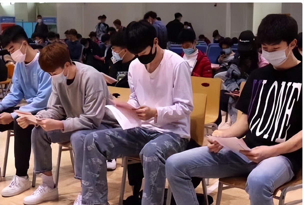 体育生集体“打疫苗”火了，画面十分养眼，让医护人员都心动不已