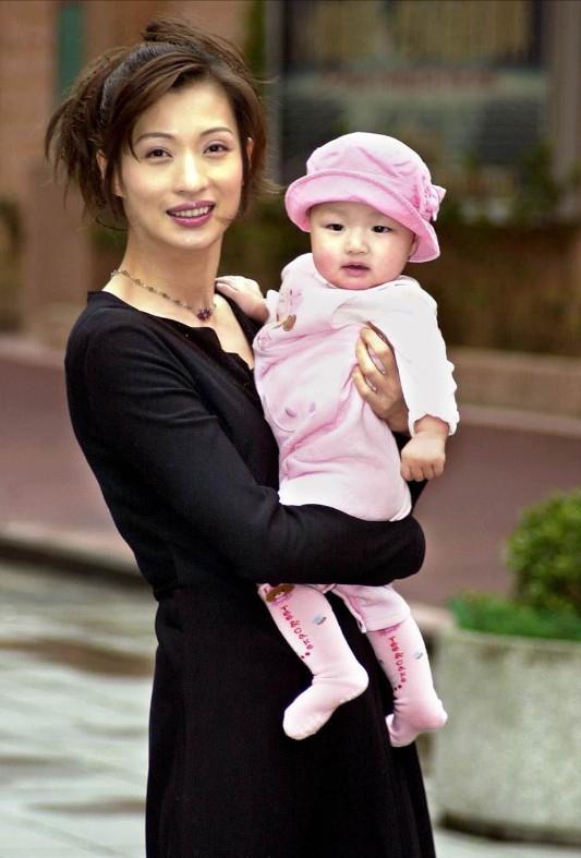 她是《唐伯虎点秋香》冬香,2度嫁外国人离异,女儿智商颜值双高