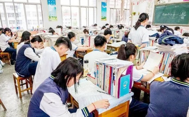 孙女高考成绩仅47分，爷爷含泪请求复查考卷，公布原因后令人动容