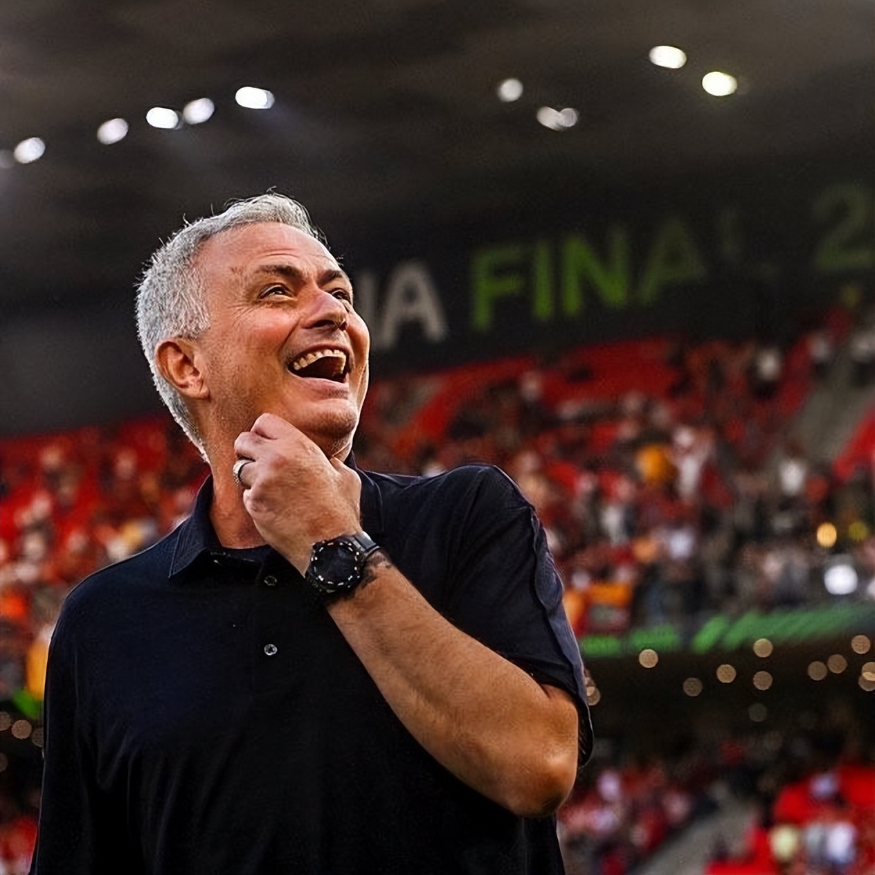 这就是独特的罗马球迷,就如同罗马斗兽场之中浴血奋战的勇士,狼是他们