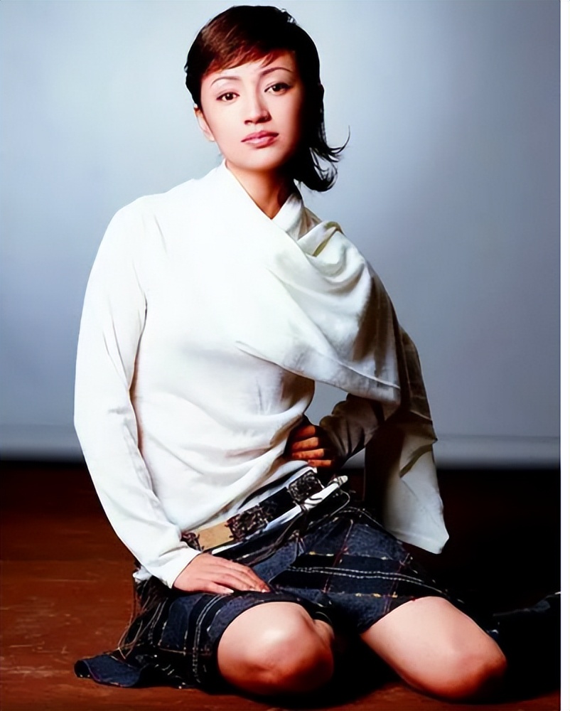 罗海琼:37岁嫁给华谊总裁,婚后连生两女,如今一家四口其乐融融