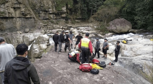 《初拥》两工作人员坠谷身亡，知名男星不幸遇难