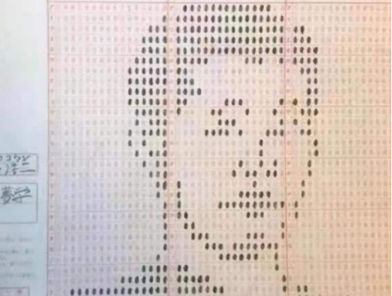 高考答题卡为何必须用2B铅笔涂呢？扫描后的试卷一对比，差距鲜明