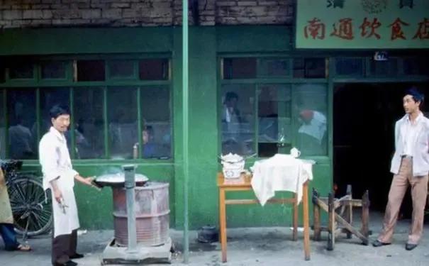 老照片：镜头下1986年的昆明，小铜锅煮的小锅米线回味无穷