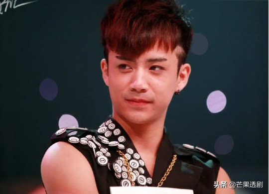 他曾是至上励合成员，组合解散后转型成演员，如今事业爱情双丰收