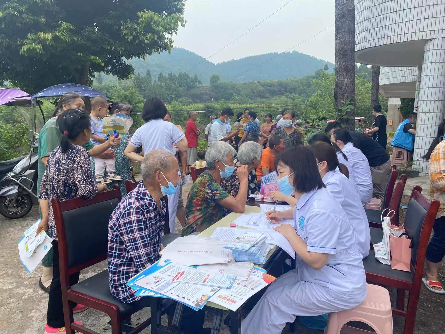 金堂县第四人民医院开展“沟通理解关心，心理和谐健康”义诊活动
