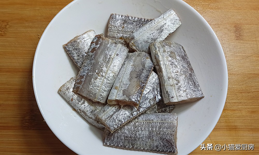 刀鱼炖豆腐的做法（清香鲜美茼蒿豆腐炖带鱼的烹饪教程）