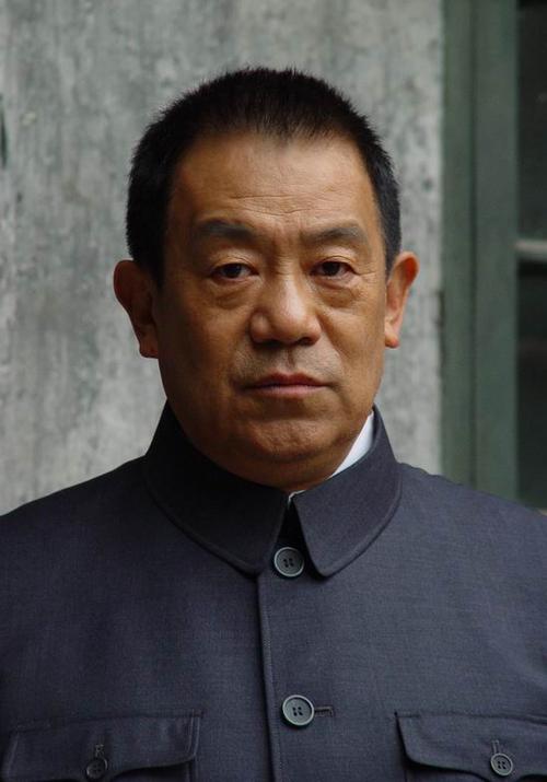 国家一级演员,因拍戏险些丧命,如今81岁的他在家享受天伦之乐