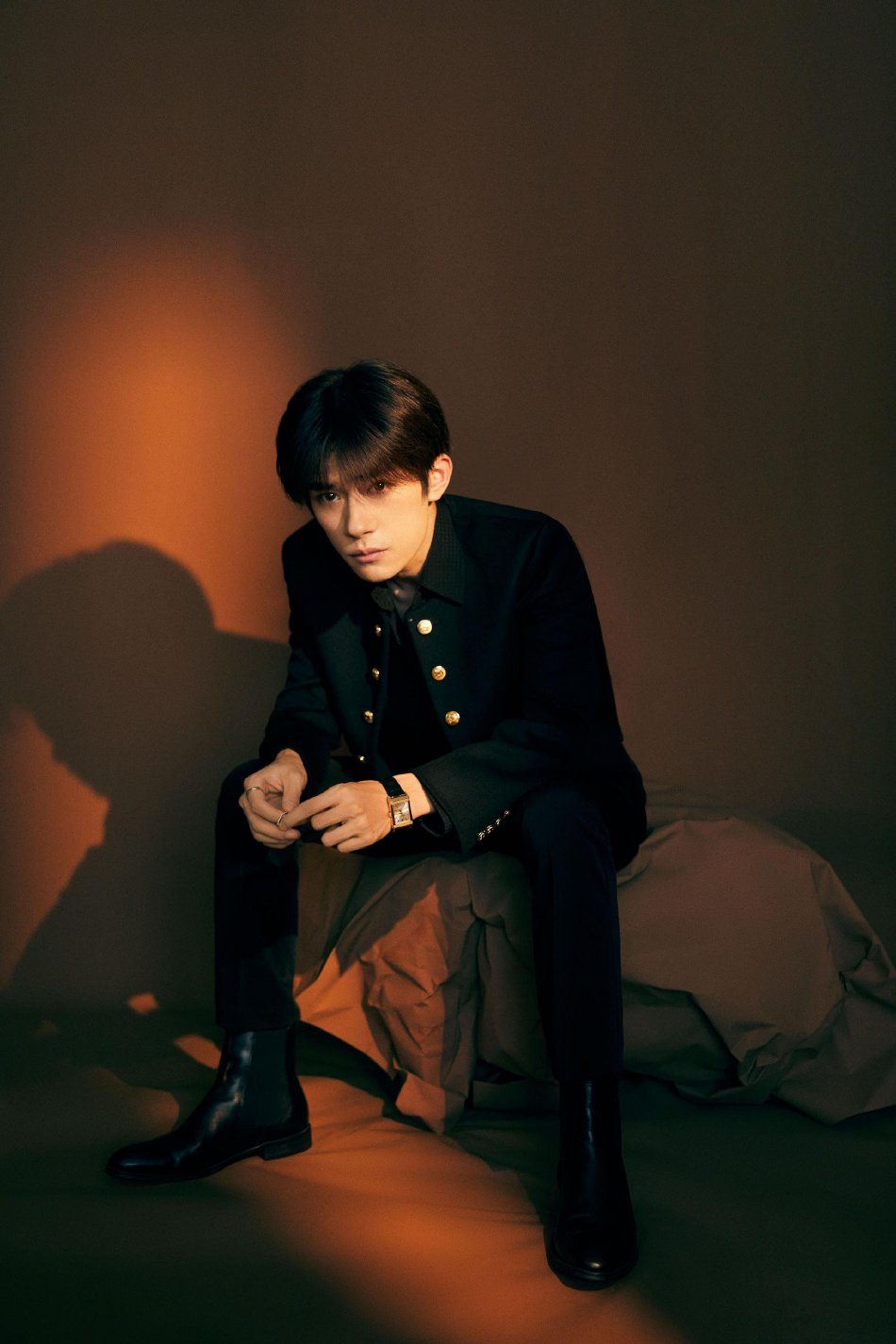 易烊千玺出席金爵奖典礼,金纽扣黑西装,贵气又优雅!