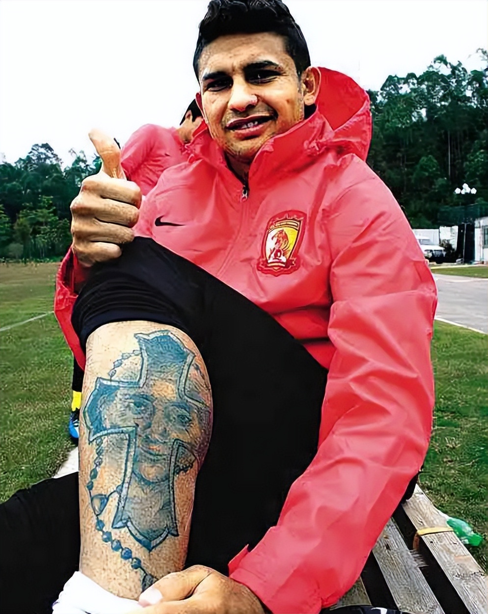 将奶奶的头像和十字架纹在了手臂上,而这个纹身也似乎在保佑着艾克森