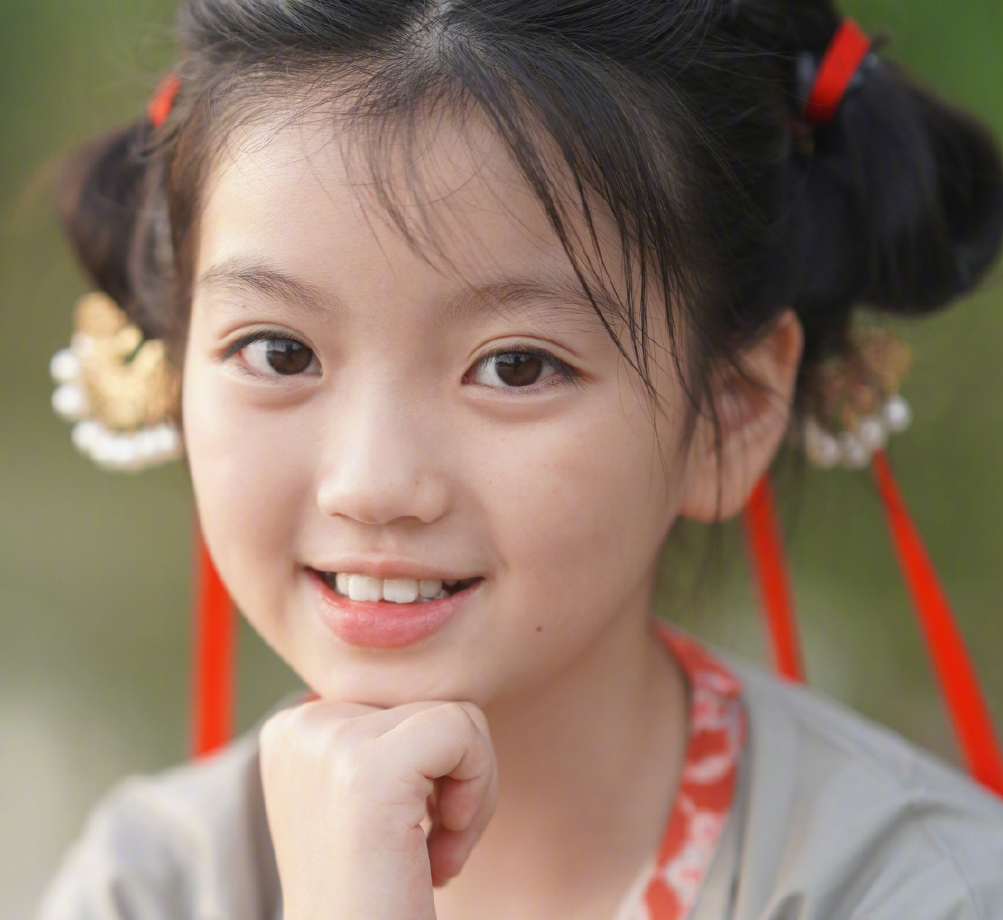 10岁阿拉蕾穿汉服跳舞!身高优越五官好精致,4岁出道后年入百万