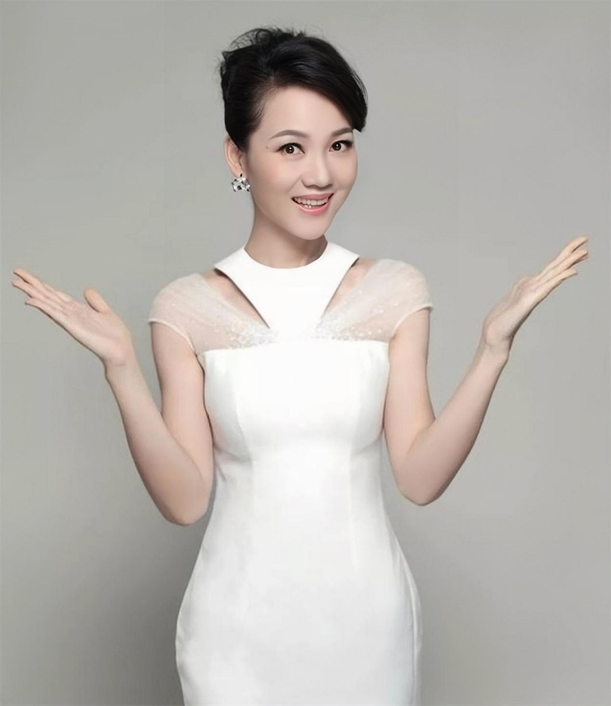 周群:曾是安徽卫视一姐,和郭德纲传绯闻,老公至今成谜