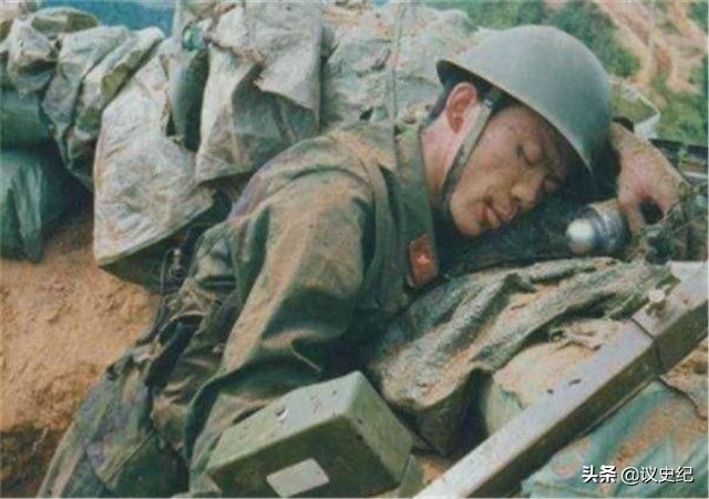 悲壮英雄电视剧图片(中国最悲壮的插旗照《老山插旗》，旗手没有牺牲，现在是一名安保)