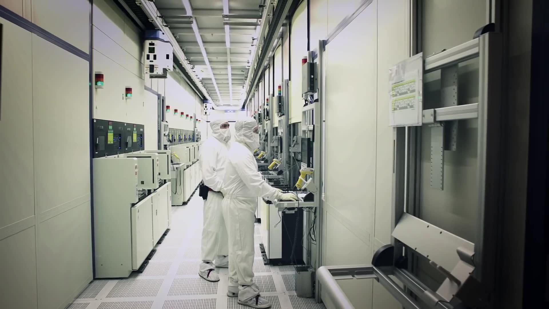 美国最大芯片工厂败走,关停700亿中国工厂,世界排名被中企取代