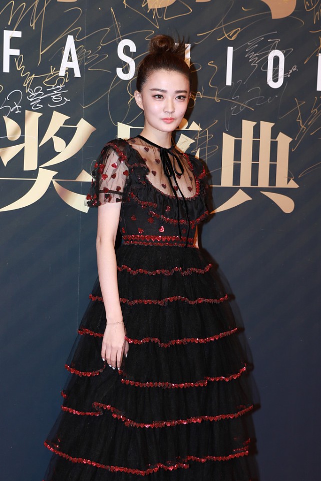 徐璐这造型很有“女仆感”，红黑纱裙走暗黑路线，但显得腿好长啊