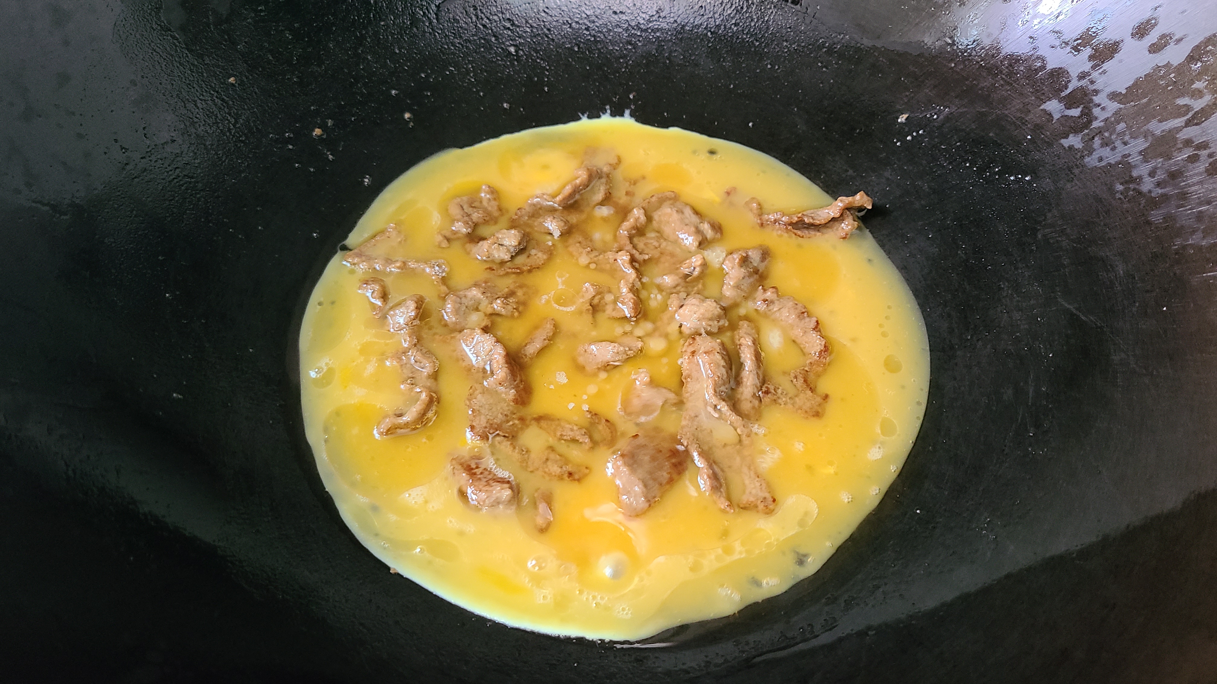 牛肉滑蛋，一道在广东出了名的美食，肉香嫩滑，做法还简单