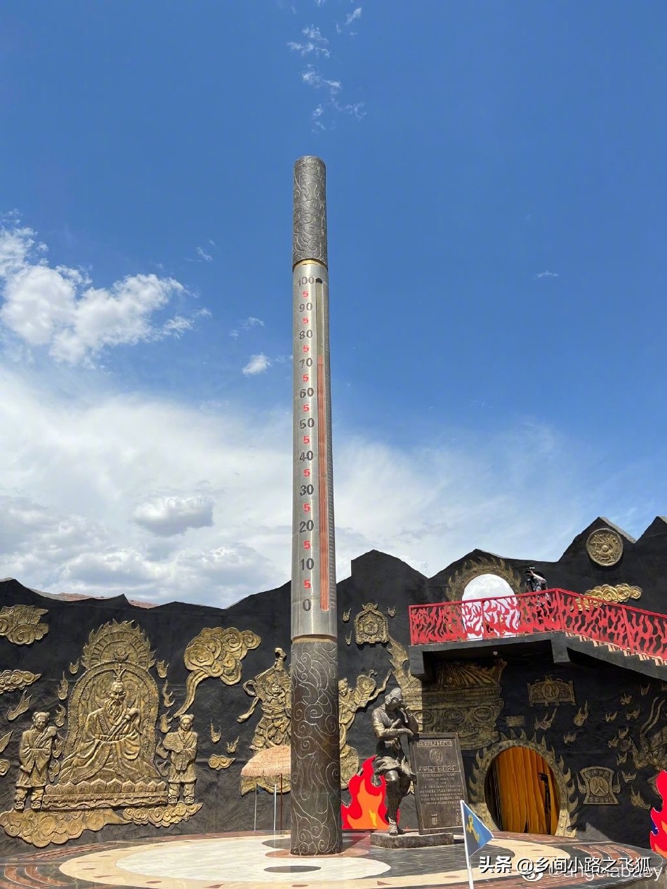 angelababy晒新疆美景照 蹲地与小朋友们合照亲和力十足