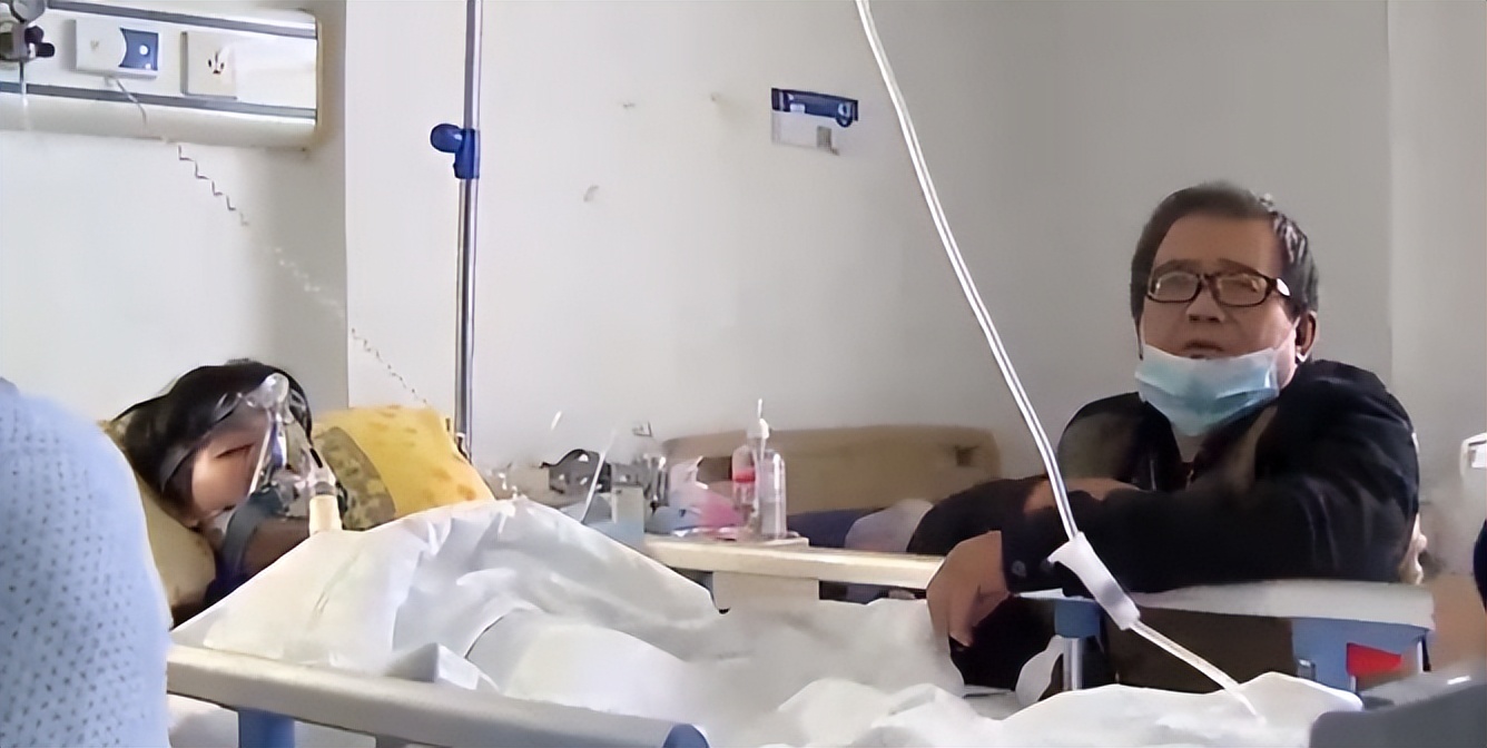 2017年女孩生命仅剩几小时，父亲含泪请求母亲相见，母亲：没必要