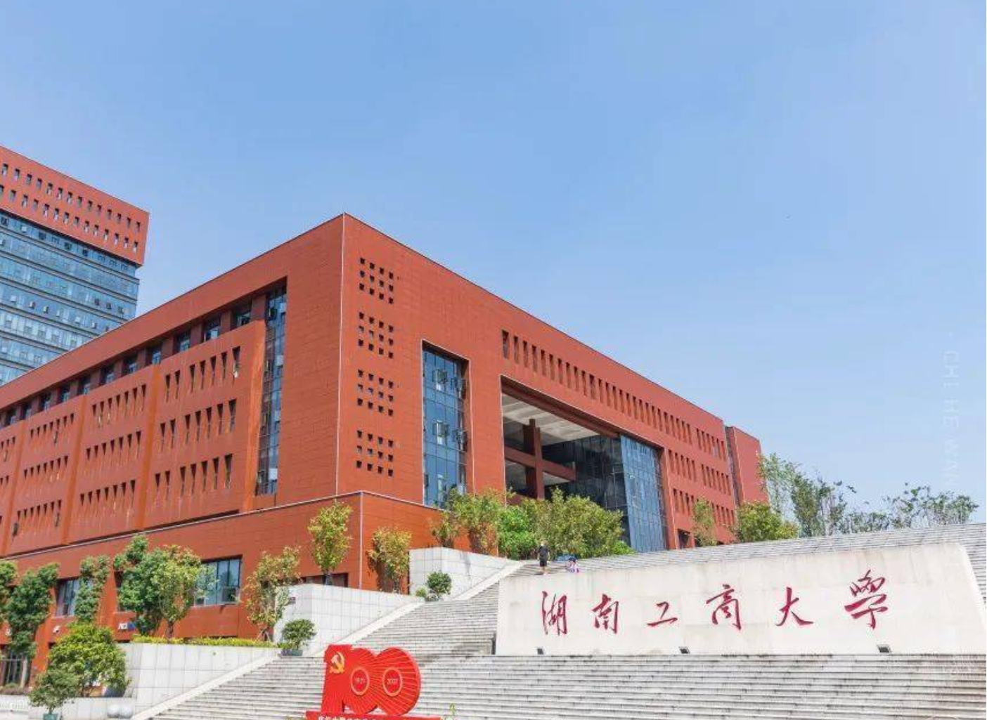 官威大？大学生未向领导问好被通报引争议，网友：老师也要尊重