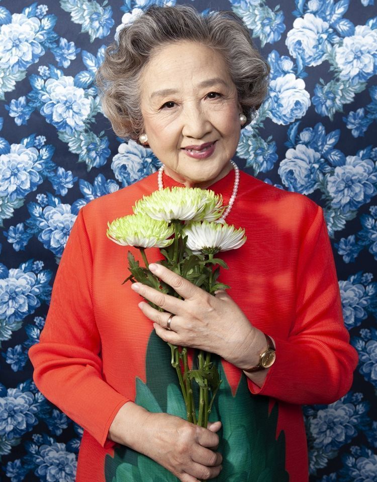 瞧77岁的中国奶奶,着装鲜艳亮丽,照样高级