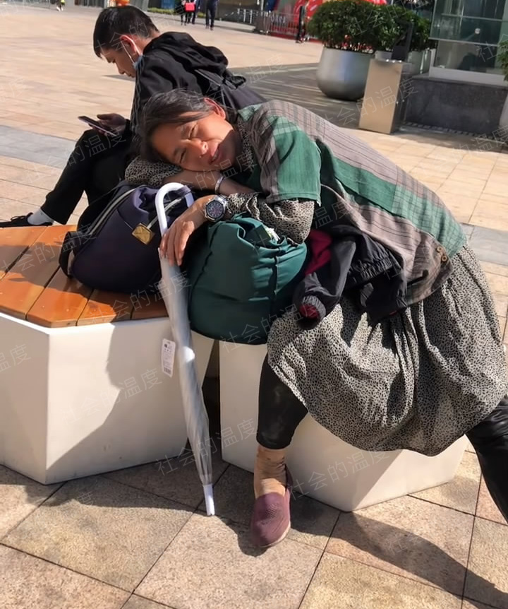 广东:流浪女气质优雅,晚上在atm睡觉,白天只能拖着行李晒太阳