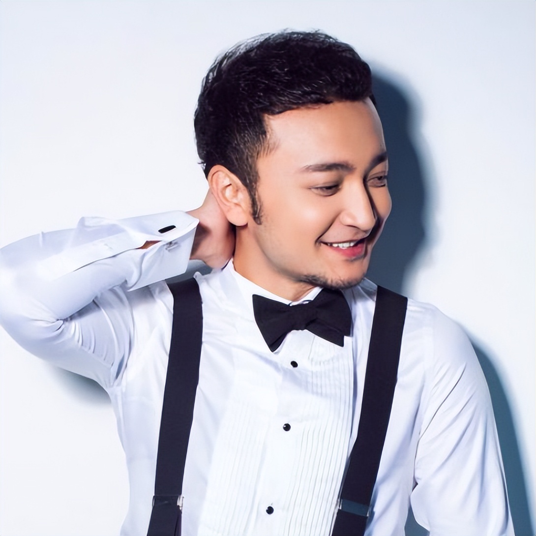 央视名嘴尼格买提:30岁娶新疆女孩,结婚10年无子,他过得好吗