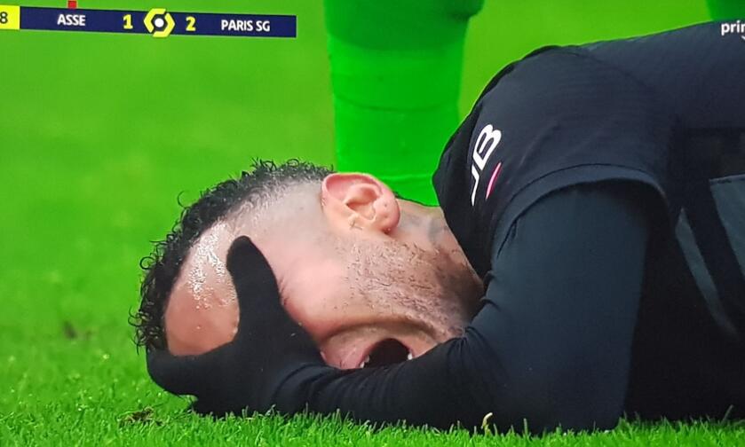 倒地的内马尔,表情十分痛苦,大喊大叫,并且流下了眼泪.