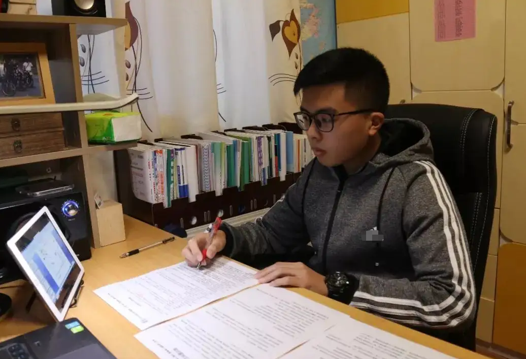 “走读”VS“住校”，两者差距不是一星半点，高考后可见分晓