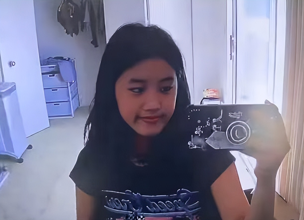 贾静雯大女儿与同学聚会，16岁梧桐妹染黄发穿露背装，太过成熟