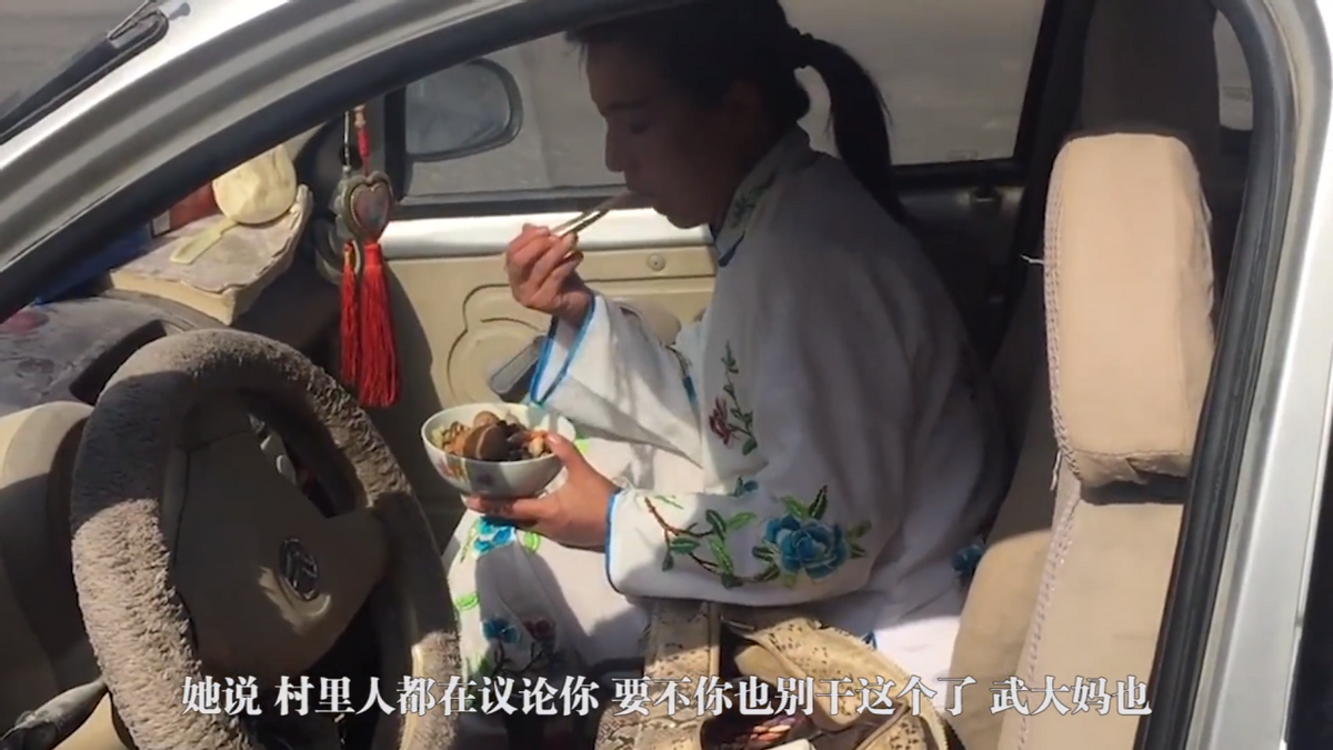 河南5旬女子靠哭丧为生，一场赚700元每年磕头上万次，如今已买楼