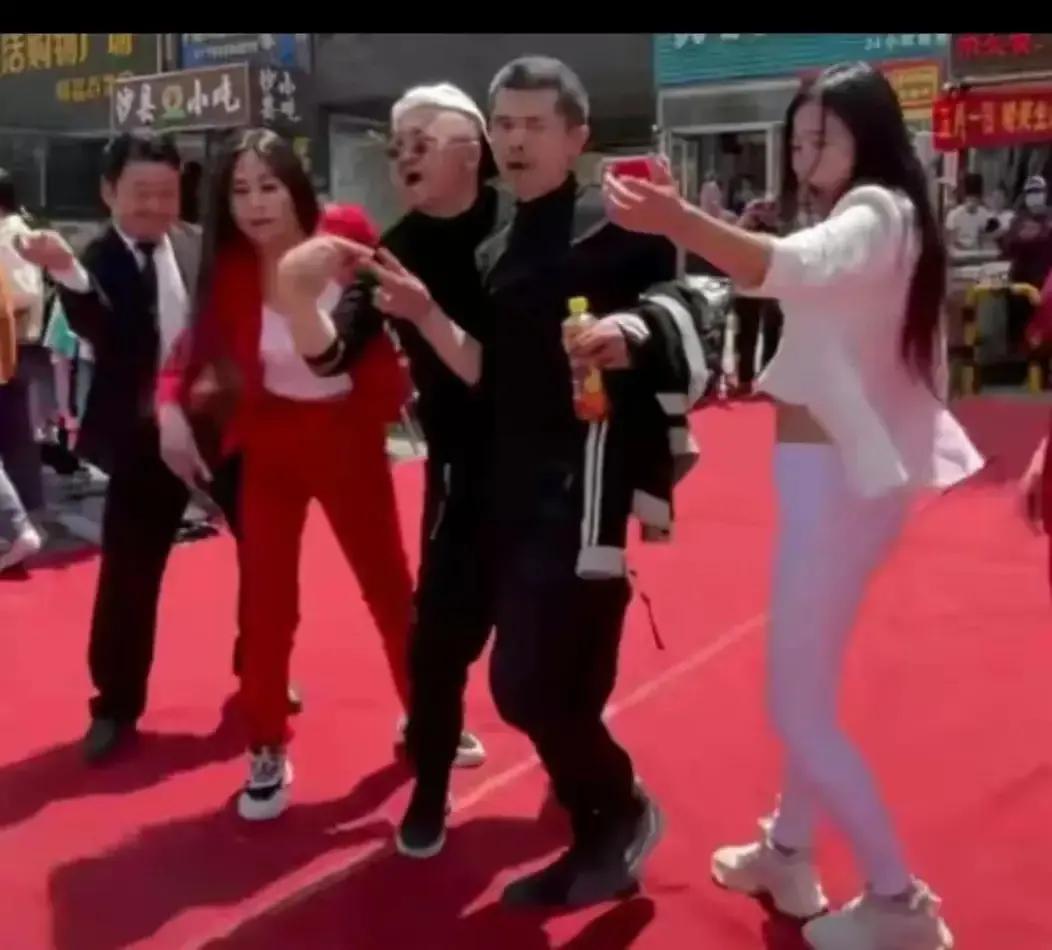 ֣���������쵽����Բ�ȣ���Ӱ����������Ƕ��Լ�������