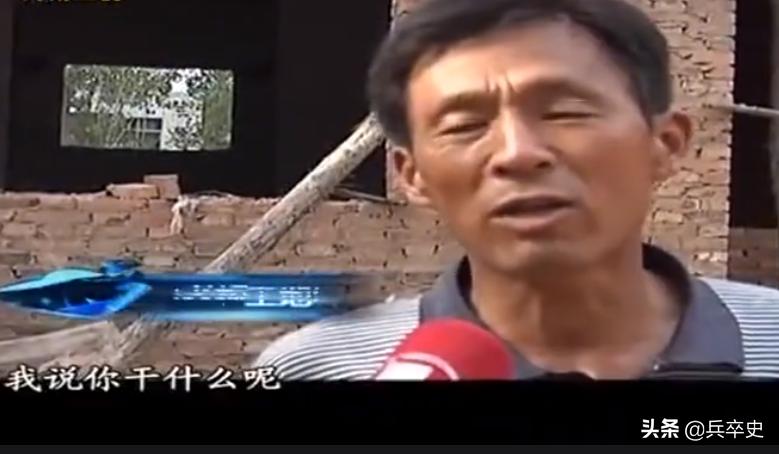 2010年，河南18岁少女“工地”搬水泥赚学费，家里穷的盐都买不起