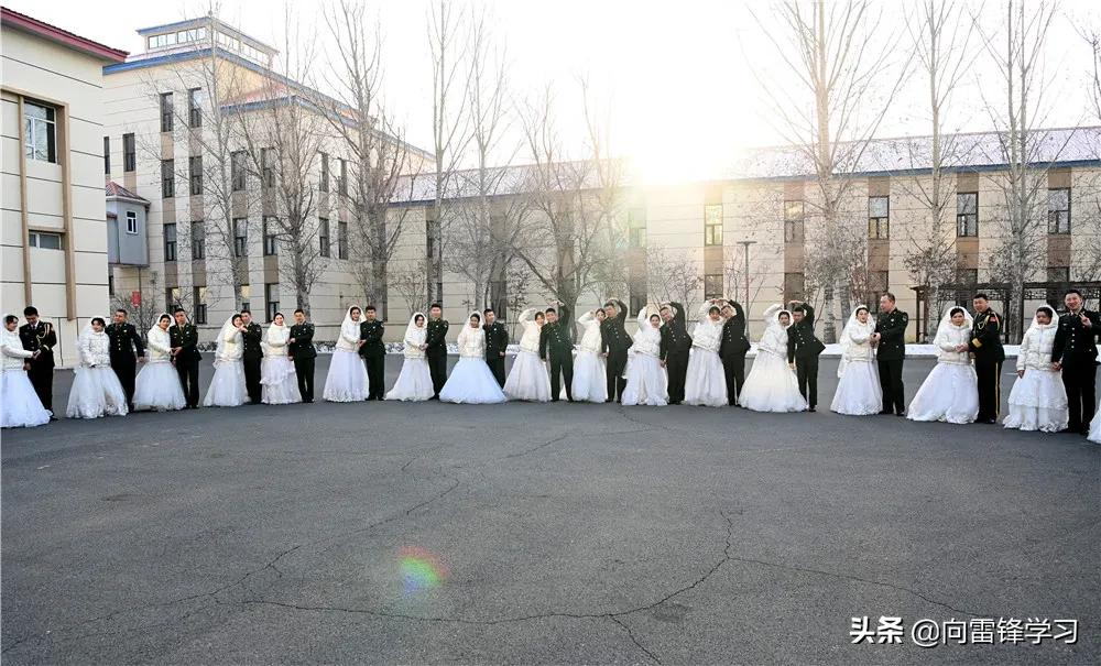 婚纱配军装，她们踏雪而来，美丽不冻人！