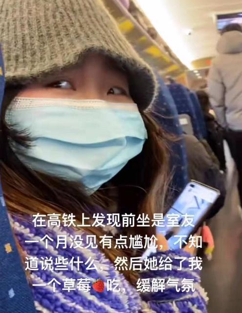 女大学生返校遇见室友，两两相望却相对无言，原因引起学生共鸣