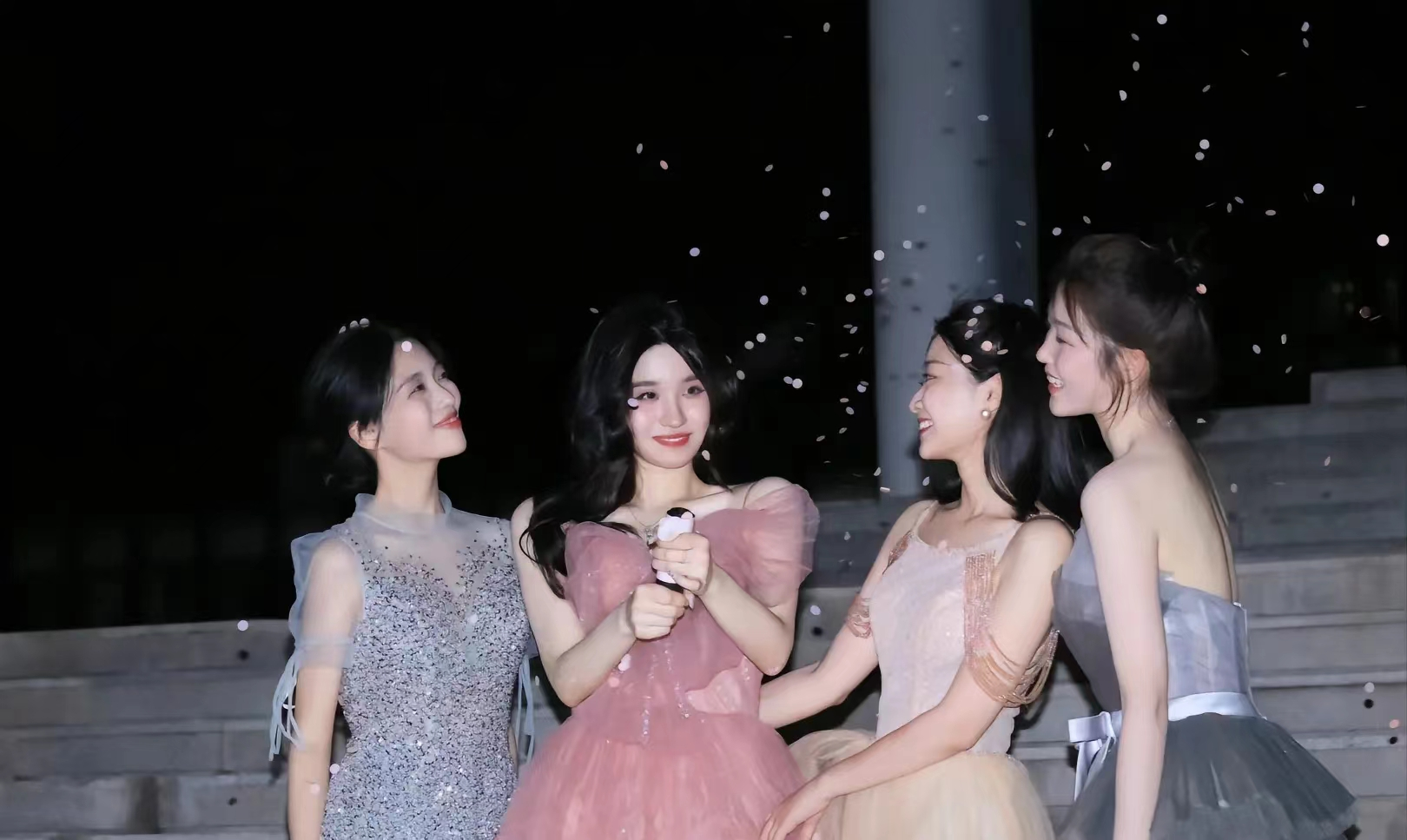 女大学生晒毕业照，笑容甜美尽显青春气息，堪称现实版《小时代》