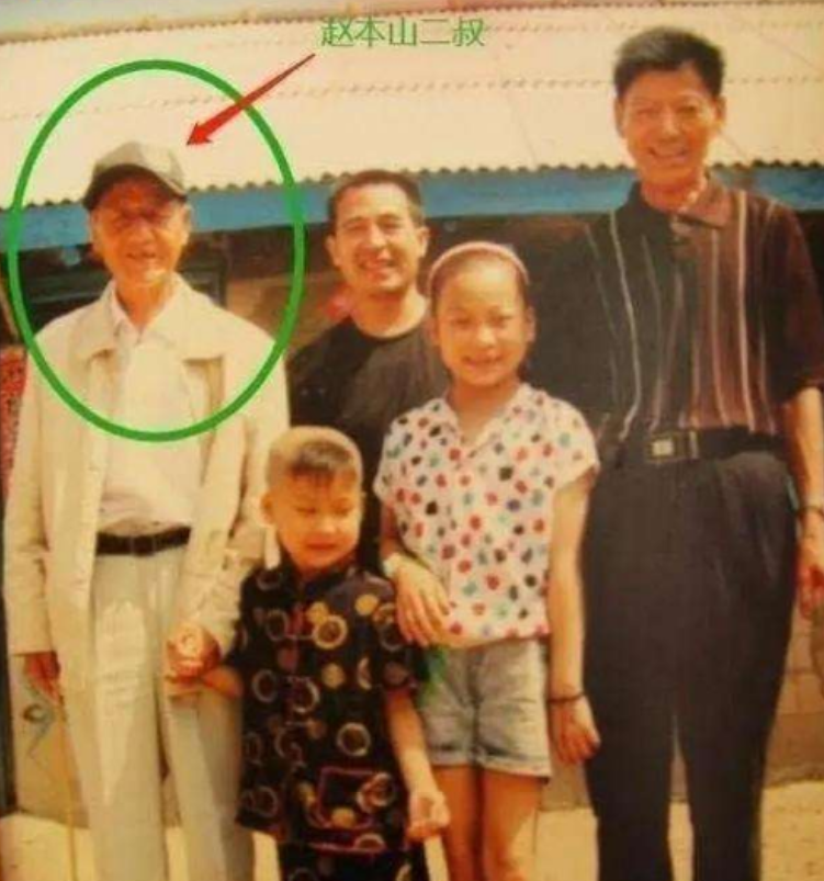 同是赵本山的种，把前妻女儿和后妻女儿一对比，差距一目了然