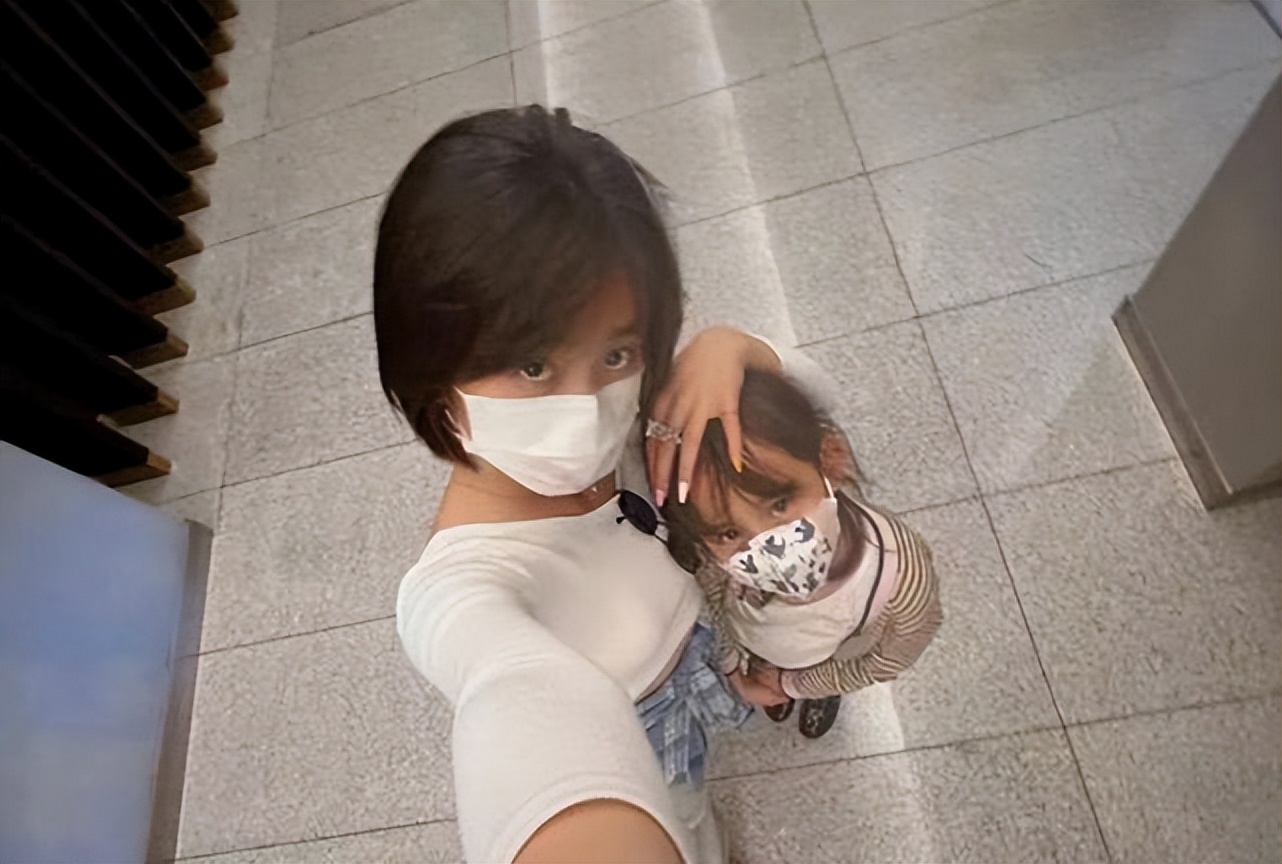 带着多妹和弟弟一起出行，黄多多彰显担当，幸福的三姐妹